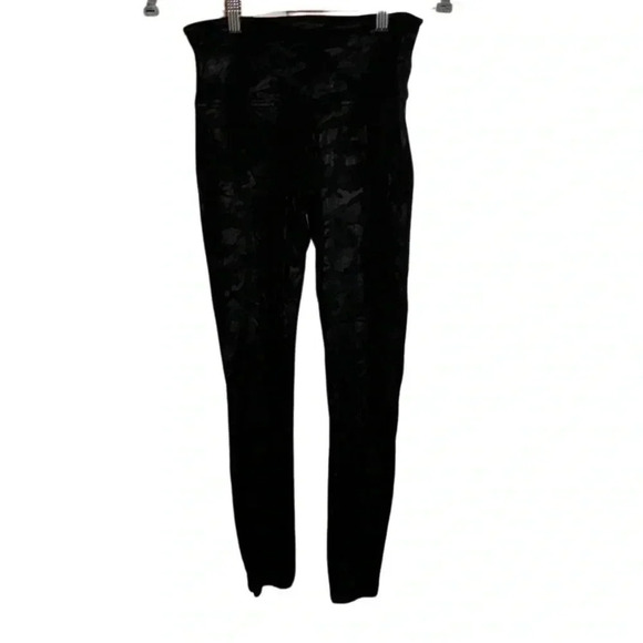 Spanx Faux Leather Matte Black Camo Leggings Size Medium - Picture 6 of 11